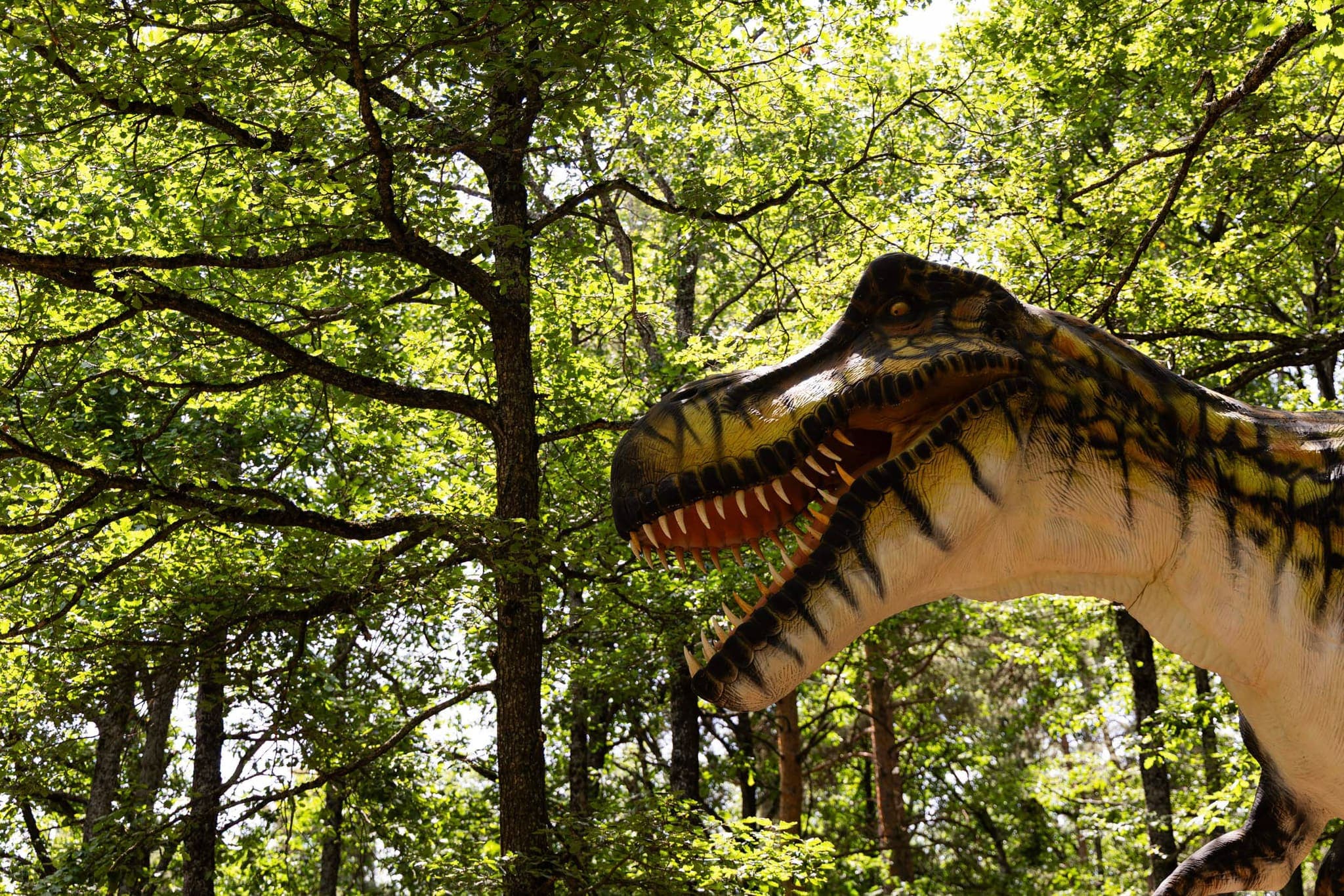 Un dinosaure grandeur nature du Voyage dans les Ères au Parc Animalier d'Auvergne